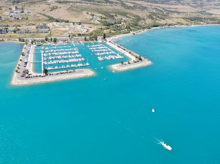 Turquoise blue waters at Bear Lake, UT