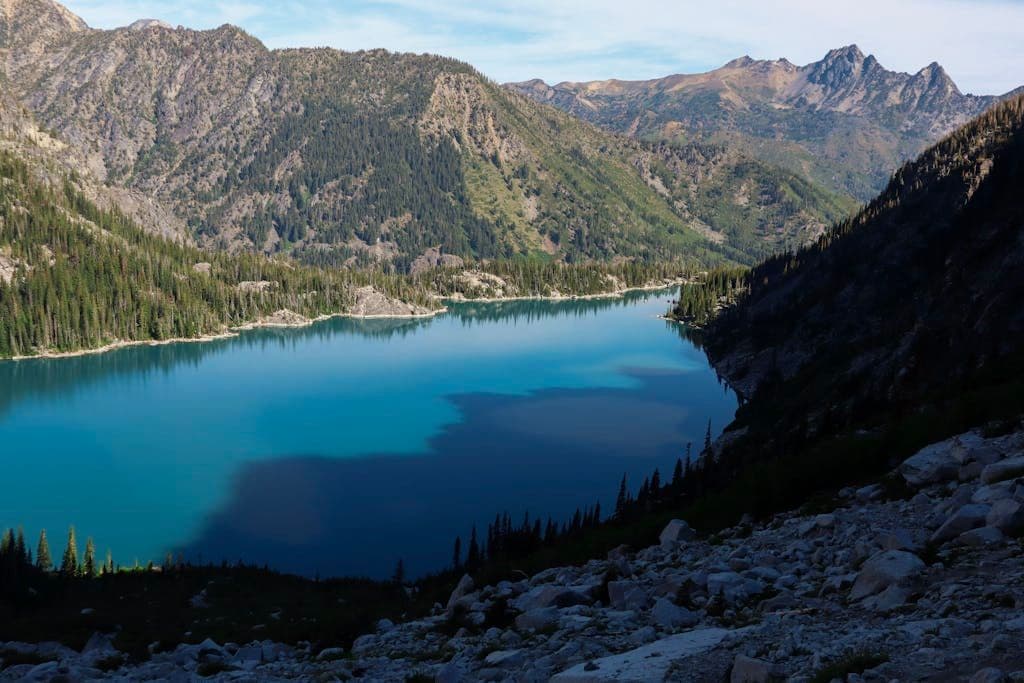 A peaceful view of Colchuck Lake surrounded by the Cascade Mountains in Washington, USA.