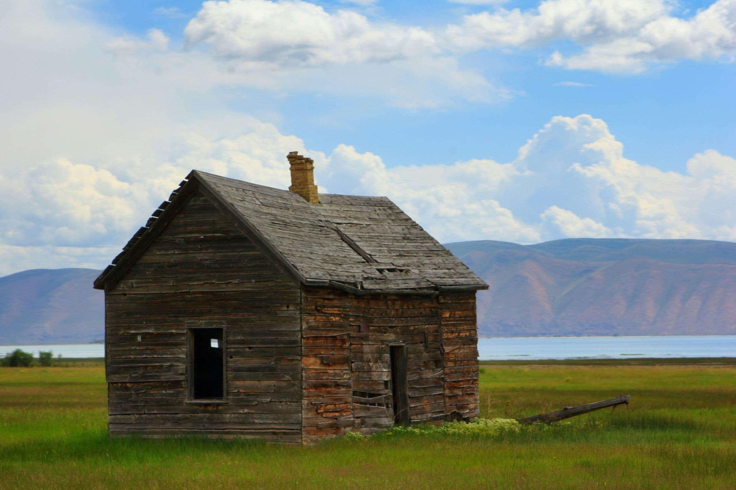 Old cottage in front of Bear Lake, UT